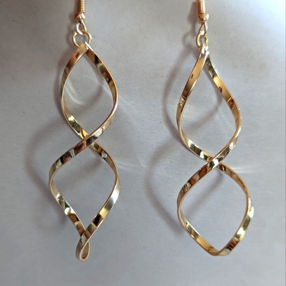 Earrings - Dangling Twist